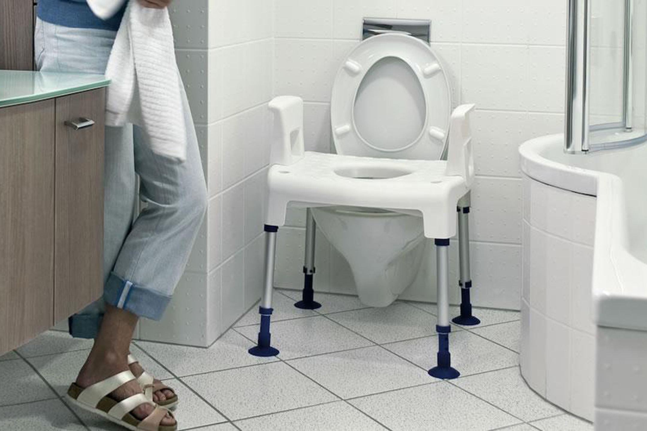 Quel siège releveur de toilettes WC choisir pour les seniors ?